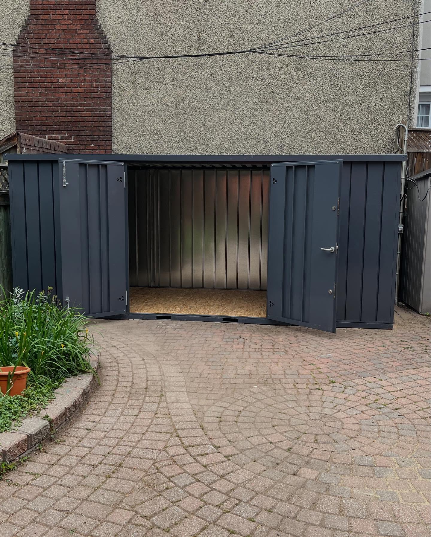 Flatbox container industrial setup