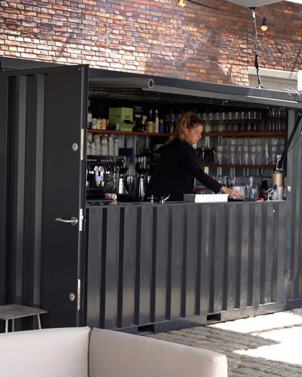 Flatbox container bar kiosk in operation