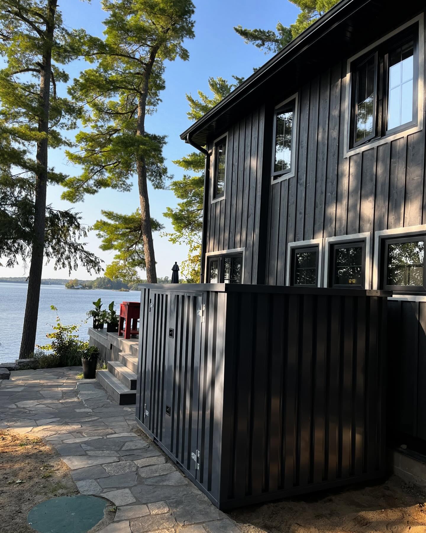 Flatbox unit by the lake, Cobano