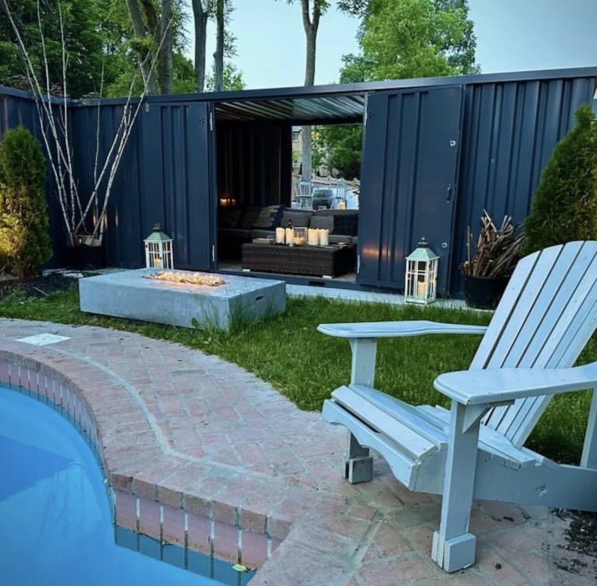 Flatbox container lounge by the pool